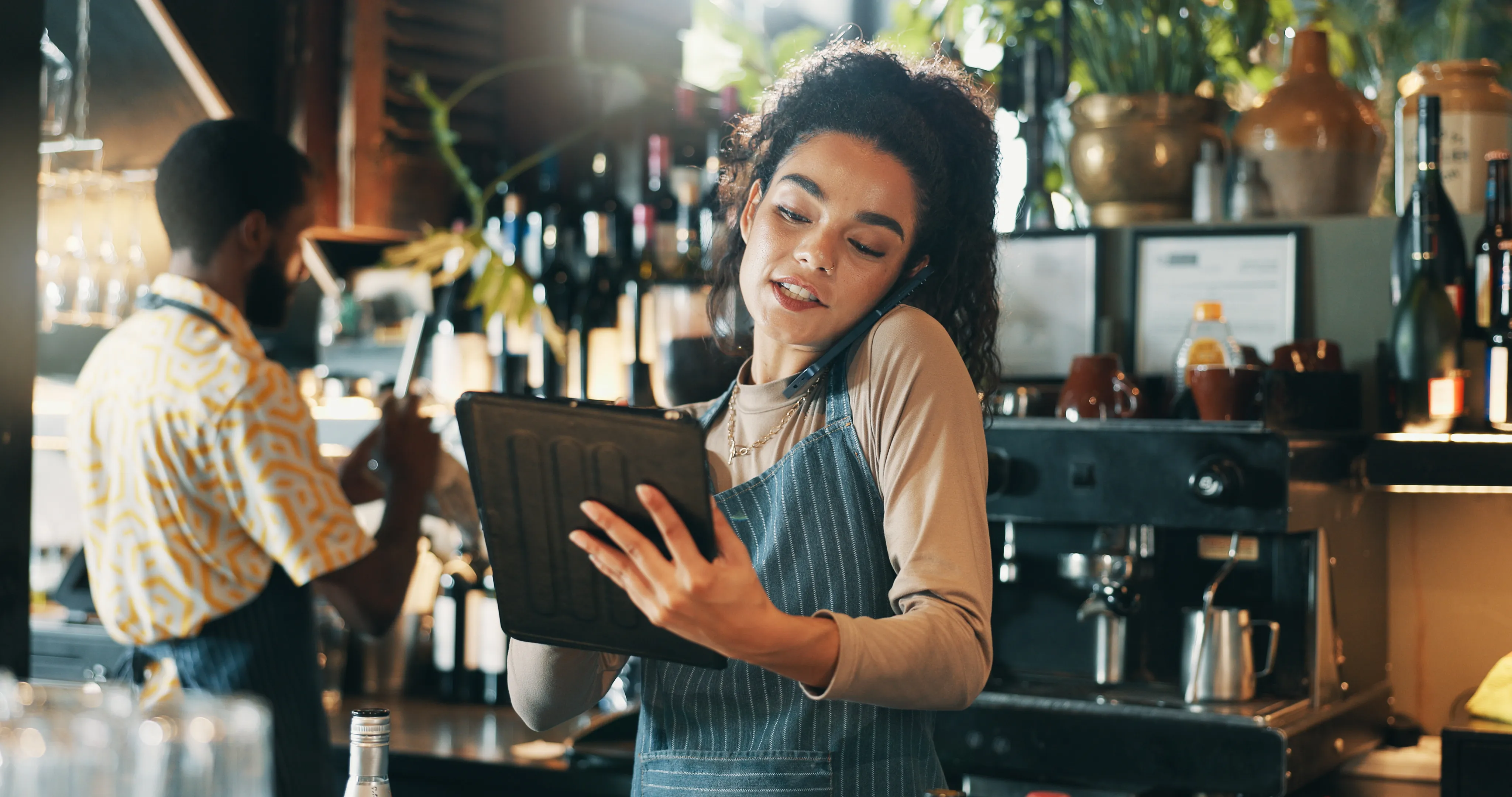 Empreendedora organizando o negócio pelo tablet
