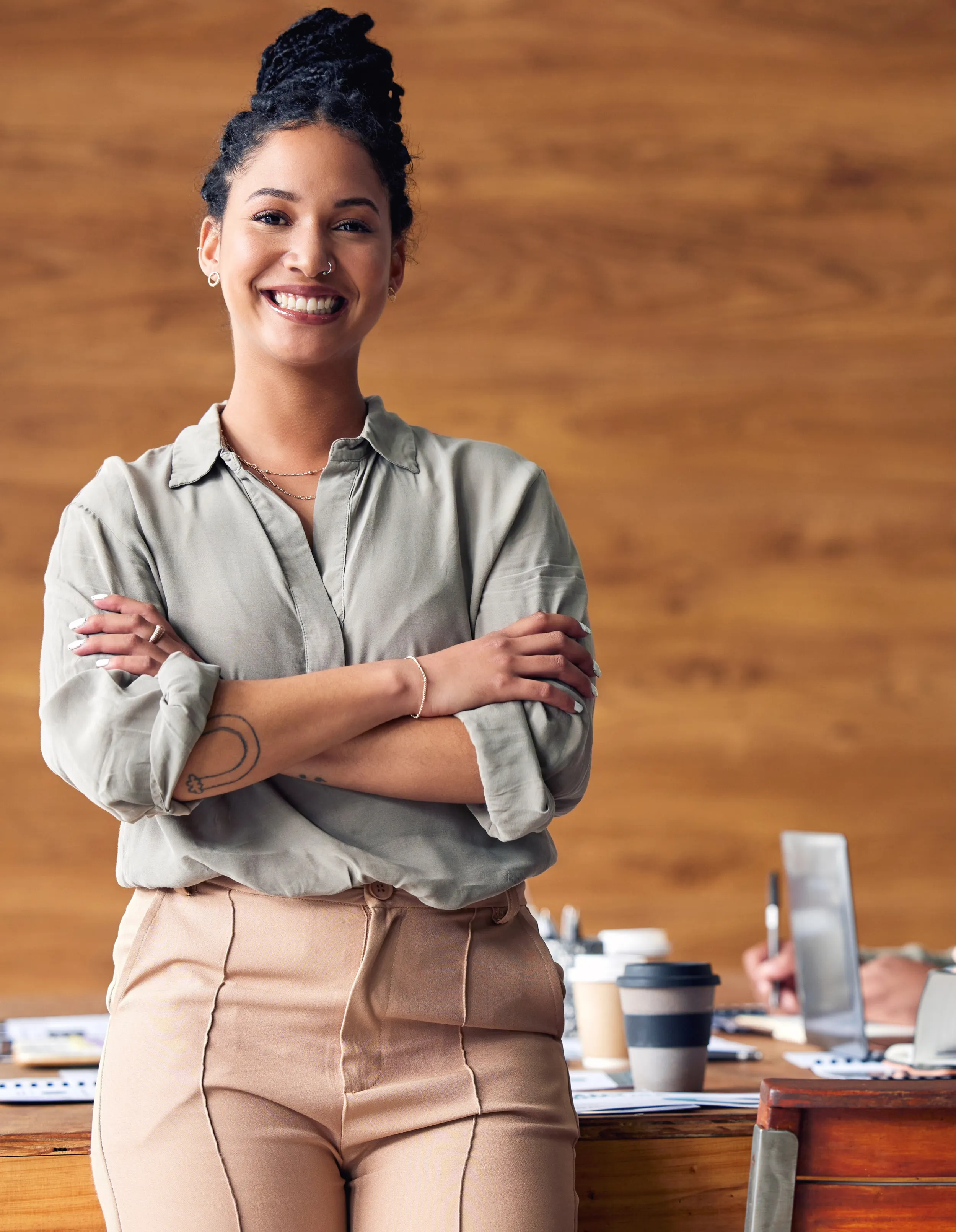 Fundadora de startup sorrindo no escritório